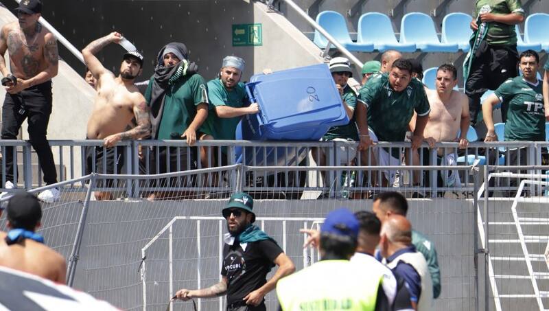 Fanáticos de Santiago Wanderers y Deportes Iquique se enfrentaron en el Tierra de Campeones