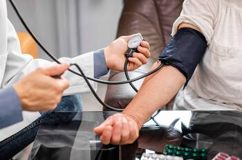 10 cuidados para tu corazón: cómo evitar la hipertensión, según la Clínica Las Condes