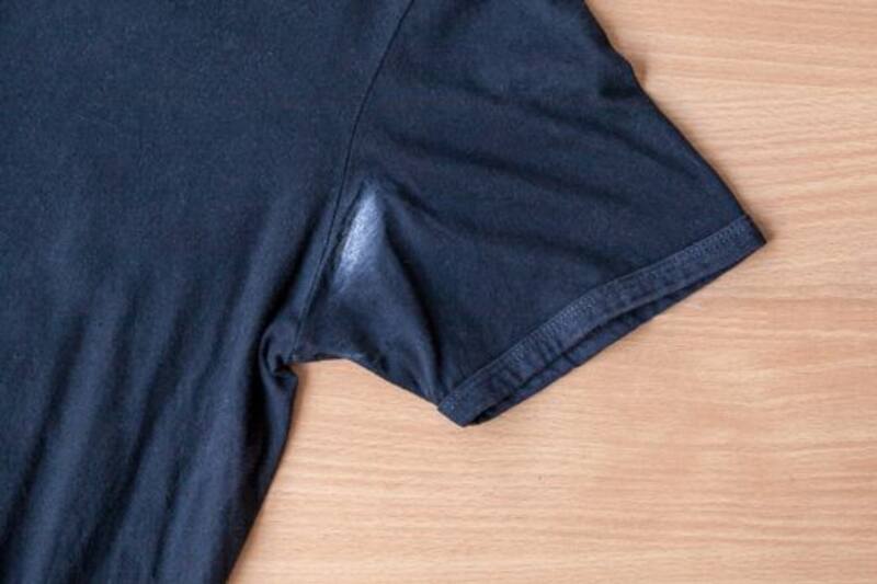 Así podrás eliminar las manchas de desodorante de tu ropa negra.