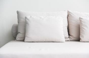 Así puedes eliminar todas las manchas de tus almohadas y dejarlas como nuevas