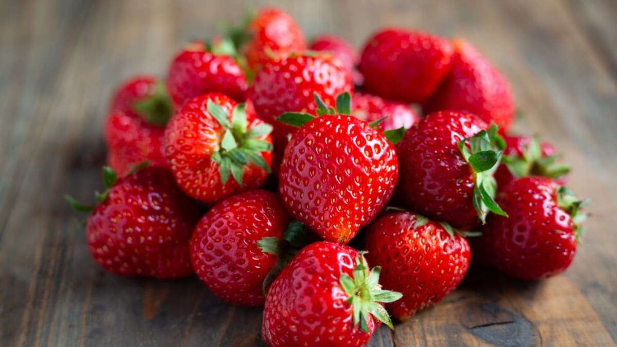 Ni lavadas ni en bolsa: El truco para que las frutillas duren más tiempo frescas y dulces