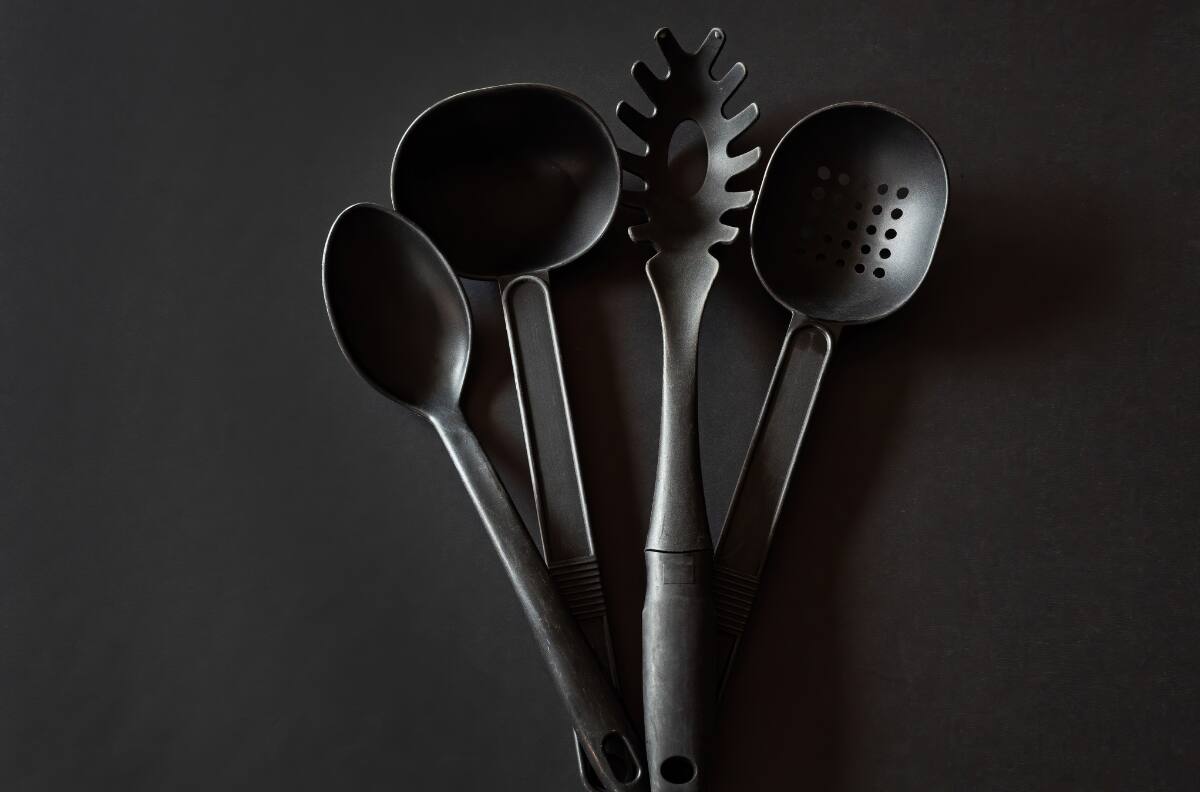 Peligro oculto: por esta razón recomiendan evitar los utensilios de cocina y juguetes de plástico negro