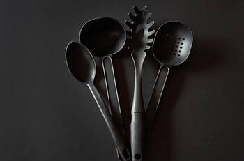 Peligro oculto: por esta razón recomiendan evitar los utensilios de cocina y juguetes de plástico negro