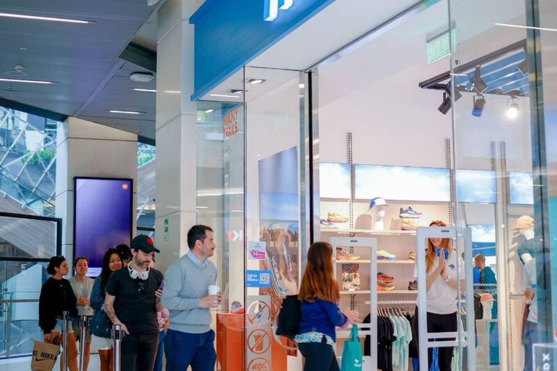 Revisa dónde está ubicada la reconocida tienda de zapatillas.