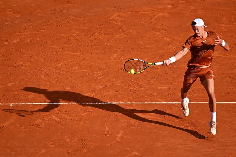El danés sigue rugiendo en la arcilla de Montecarlo