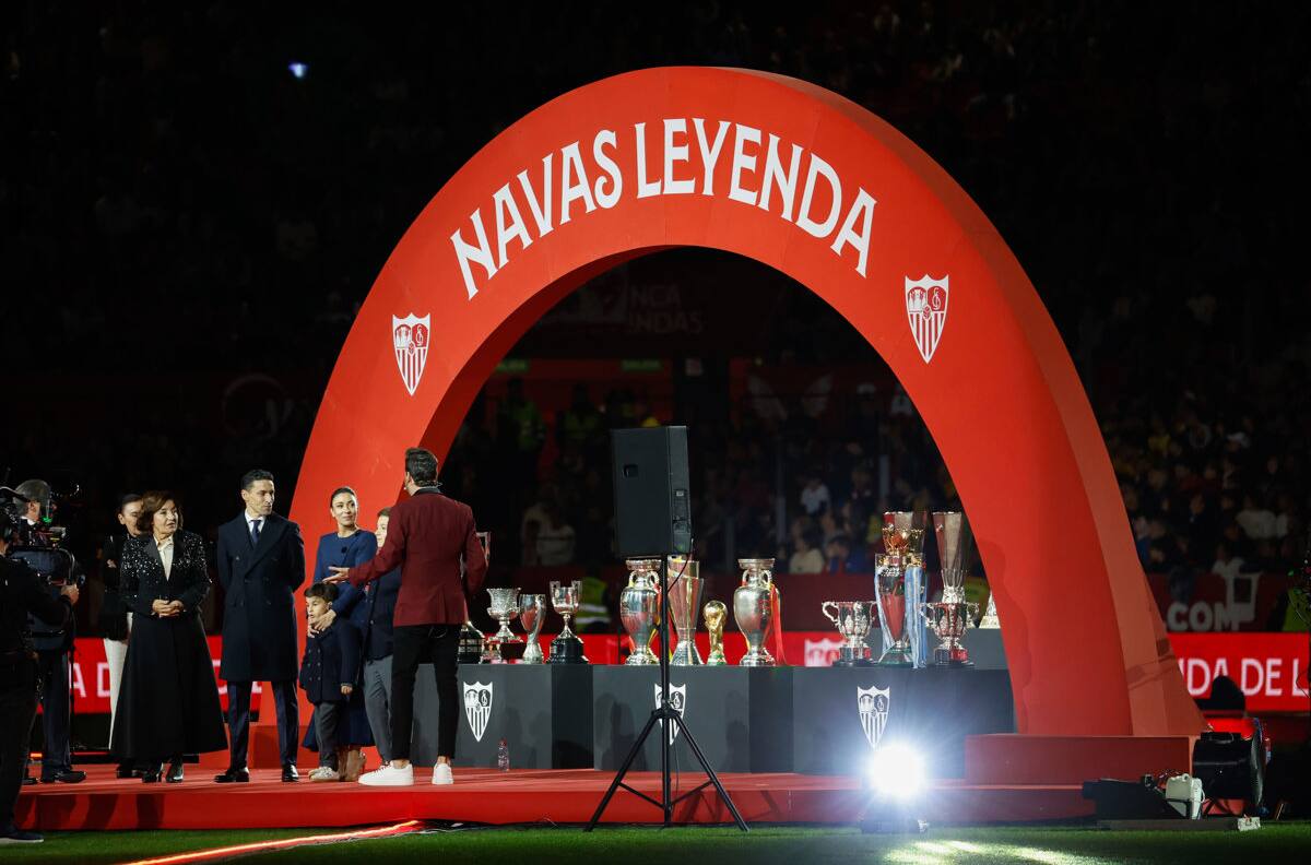 Pellegrini se robó la película en homenaje a Jesús Navas: fue ovacionado por los hinchas rivales