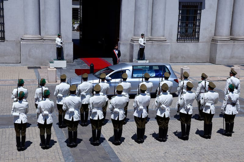 Boric permaneció en silencio en presencia de la carrosa fúnebre.