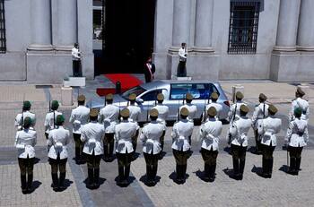 Este fue el homenaje de Boric a Piñera frente a La Moneda