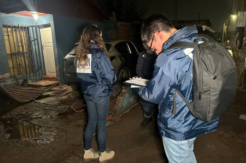 Personal de Carabineros, la Brigada de Homicidios de la PDI y la ECOH llegaron al lugar para comenzar las primeras investigaciones sobre el brutal crimen.
