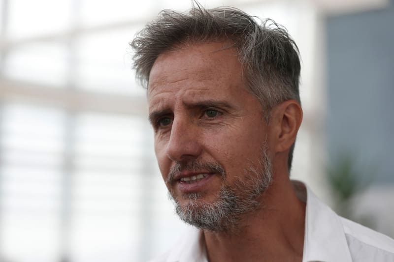 tiene 58 años de edad.