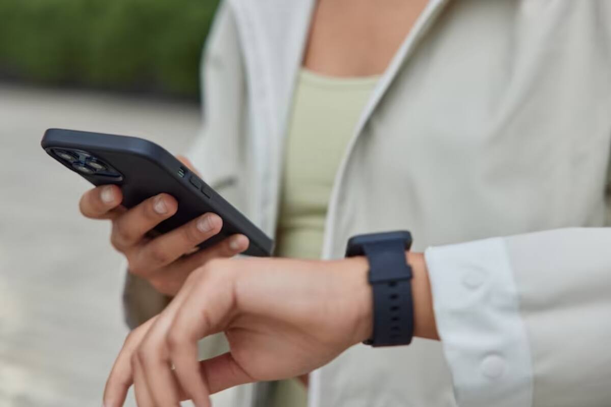 ¿Cómo cambiar la hora de mis dispositivos?. Créditos: Freepik