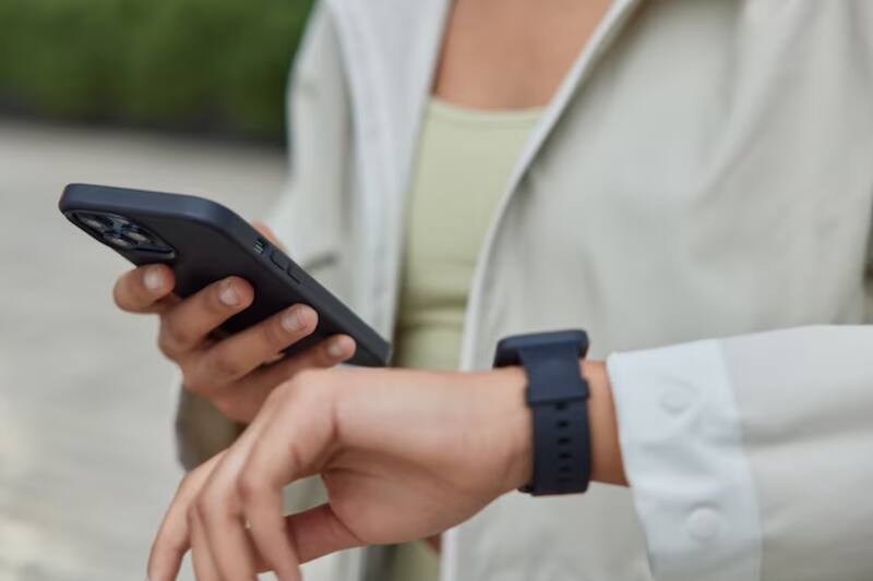 ¿Cómo cambiar la hora de mis dispositivos?. Créditos: Freepik