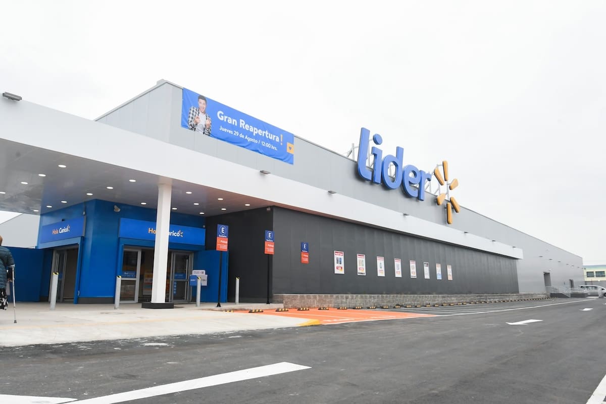 Las cadenas presentes en Chile podrían adelantar su horario de cierre. Foto: Walmart