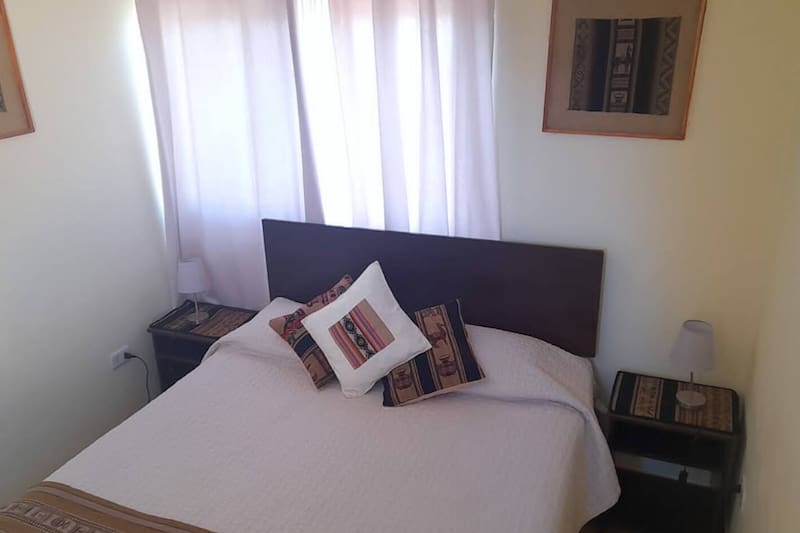 Esta habitación matrimonial es ideal para dos adultos que visiten la ciudad ubicada al norte de Chile. Foto: Airbnb
