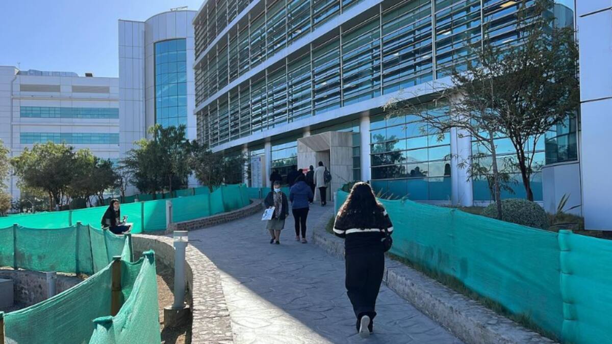 Una de las entradas del Hospital Dr. Carlos Cisternas. Créditos: @hospitalcalama