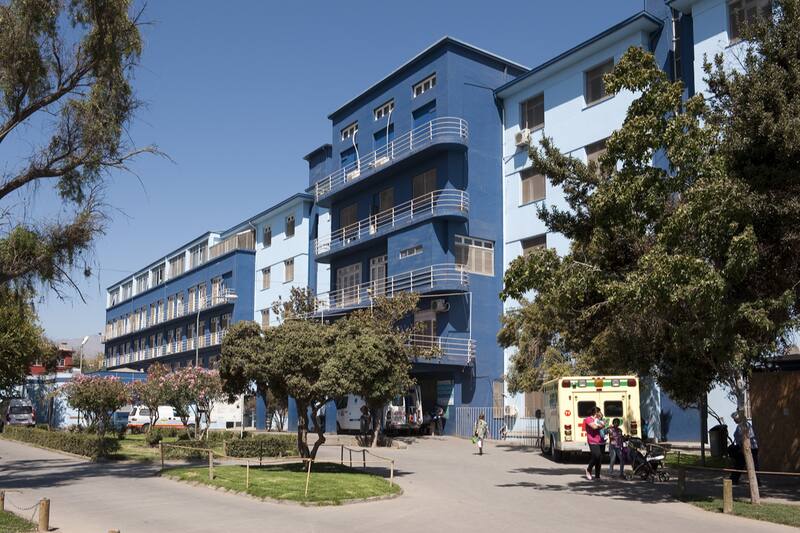 Los antisociales querían atacar a uno de los pacientes que permanece internado en el recinto de salud.