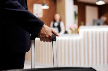 Exclusivo hotel chileno enfrenta severa crisis financiera y busca evitar la quiebra: deudas llegan a 10 mil millones