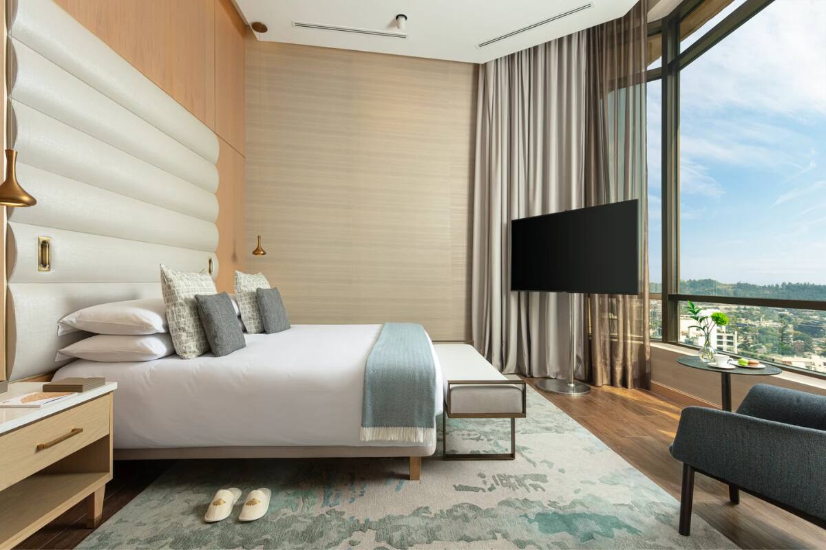 El recinto está ubicado en uno de los sectores más exclusivos de Santiago, y cuenta con lujosas habitaciones para todos los gustos.