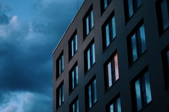 Insólito caso: hotel top en la RM cuenta con piscina y gimnasio instalado pero no puede abrir