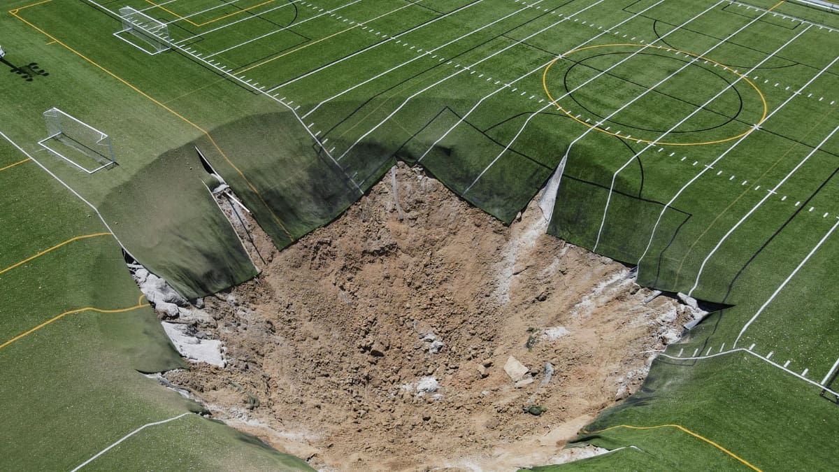 VIDEO | El momento exacto en que se produjo un enorme socavón en campo de fútbol de Estados Unidos