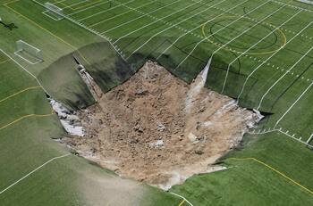 VIDEO | El momento exacto en que se produjo un enorme socavón en campo de fútbol de Estados Unidos