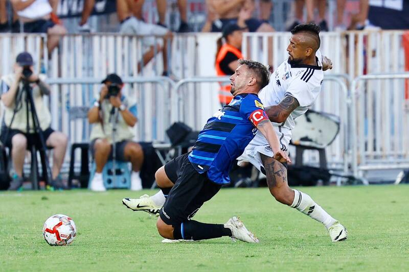 y Colo Colo disputando la Supercopa en el Estadio Nacional. Foto: Agencia Aton.
