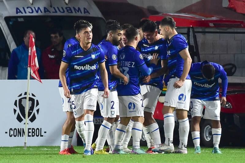 Huachipato venció por 4-3 a Estudiantes de La Plata en Argentina. Foto: Fotobaires/Photosport