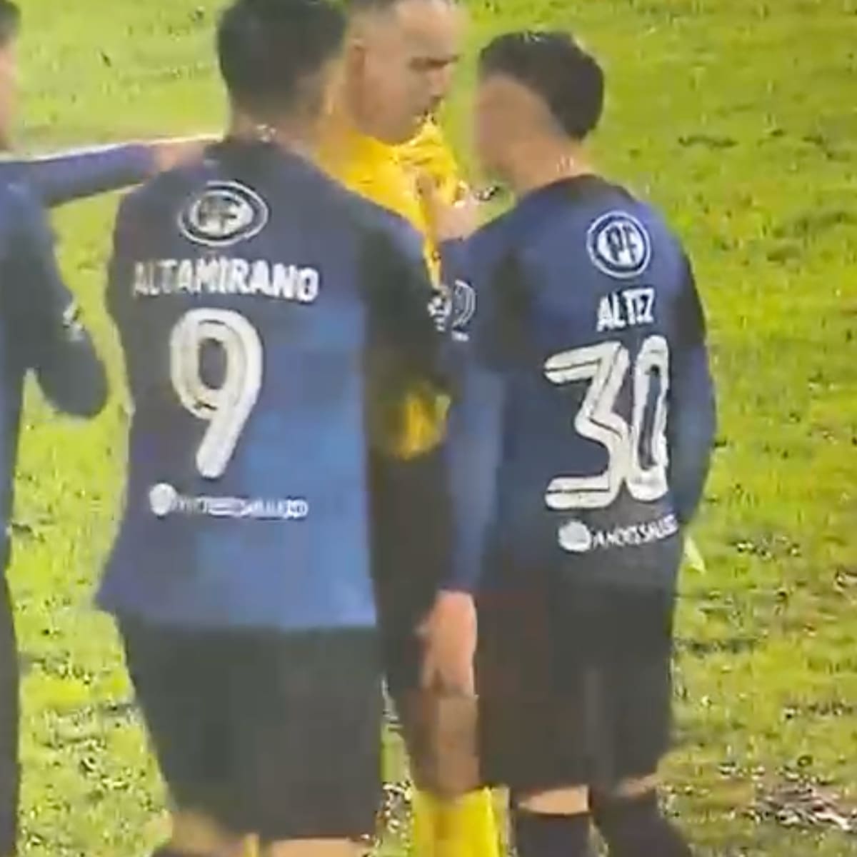 VIDEO | Fuera de sí: jugador de Huachipato se descontroló y agredió al árbitro en empate frente a Cobresal
