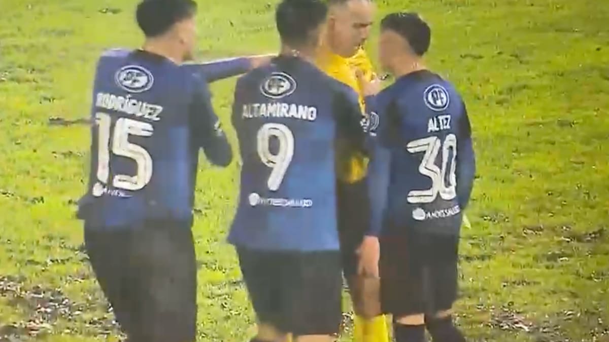 VIDEO | Fuera de sí: jugador de Huachipato se descontroló y agredió al árbitro en empate frente a Cobresal