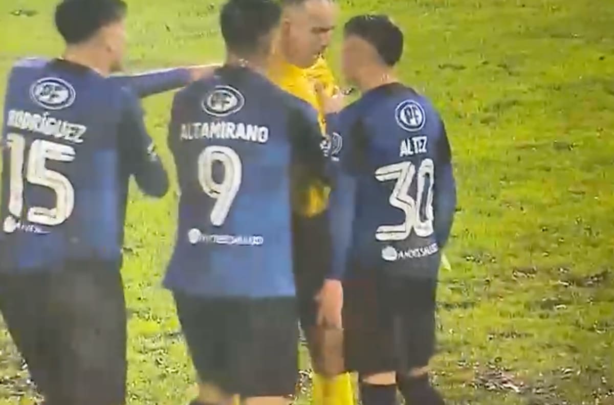 VIDEO | Fuera de sí: jugador de Huachipato se descontroló y agredió al árbitro en empate frente a Cobresal