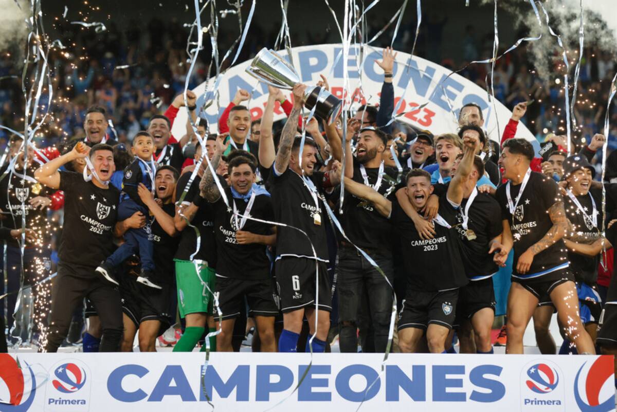 Huachipato levantando su tercera copa del fútbol chileno (Foto: Photosport)