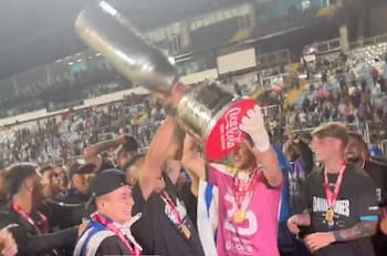 VIDEO | Casi se les cae el trofeo: la efusiva celebración en cancha de los jugadores de Huachipato con sus hinchas