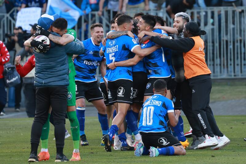 Jugadores de Huachipato celebran el triunfo contra Audax Italiano