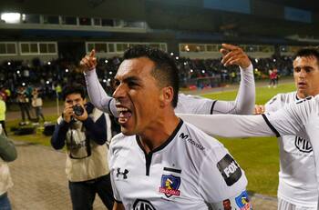 Esteban Paredes aplazaría su retiro para jugar seis meses más