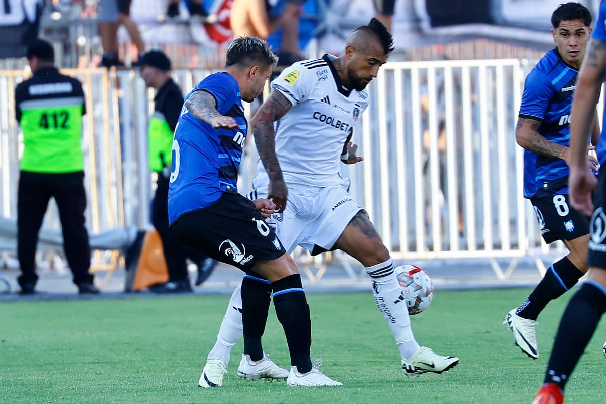 El jugador de Colo Colo Arturo Vidal, juega el balon contra Huachipato.