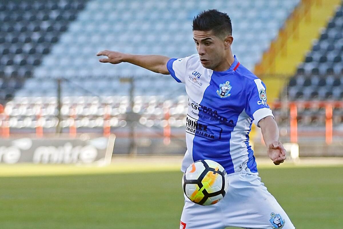 Futbol, Huachipato vs Deportes Antofagasta
Fecha 21, Campeonato Nacional 2018
El jugador de Antofagasta Felipe Flores controla el balon durante el partido por el campeonato nacional de primera division disputado en el Estadio Cap, Talcahuano, Chile
25/08/2018
Alejandro Zoez/ Photosport
Football, Huachipato vs Deportes Antofagasta
21th date, National Championship 2018
Antofagasta's player Felipe Flores controls the ball during the first division football match held at the Cap Stadium, Talcahuano, Chile
25/08/2018
Alejandro Zoez/ Photosport