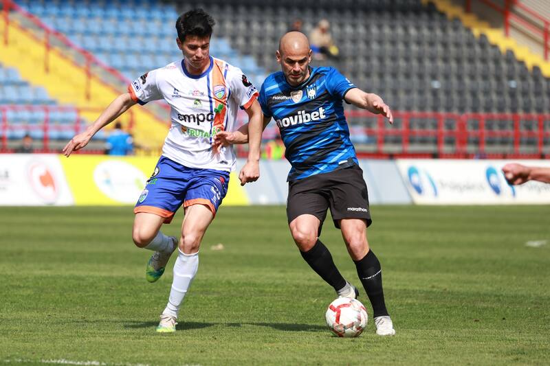 El jugador de Huachipato Sebastian Saez, juega el balon contra Imperial Unido durante el partido de cuartos de final Copa Chile.