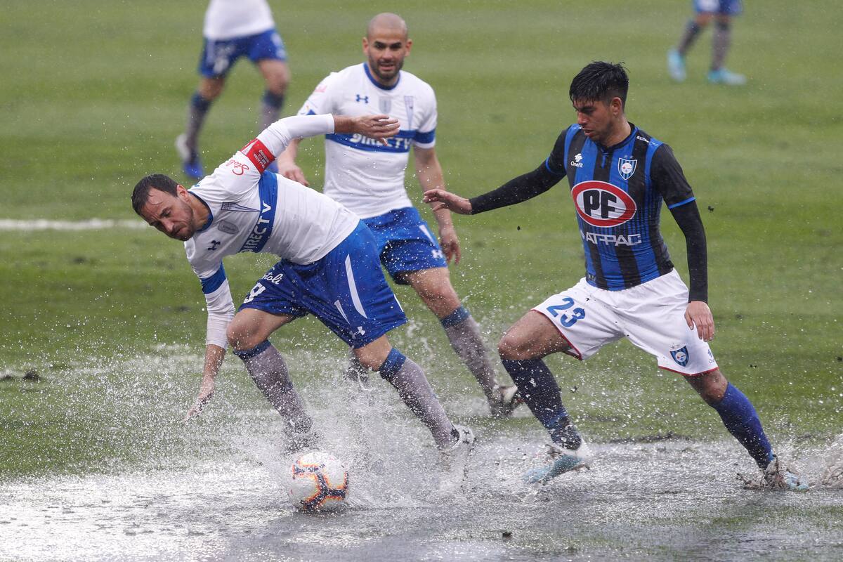 Futbol, Huachipato vs Universidad Catolica
Primera fecha, segunda rueda campeonato nacional 2019.
El jugador de Universidad Catolica BJose Pedro Fuenzalida , izquierda derecha centro, disputa el balon con Nicolas Baeza de Huachipato durante el partido de primera division en el estadio Cap de Talcahuano, Chile.
28/07/2019
Dragomir Yankovic/Photosport
Football, Huachipato vs Universidad Catolica
First date, second round National Championship 2019
Universidad Catolica's player Jose Pedro Fuenzalida , left right center, battles for the ball against Nicolas Baeza of Huachipato, during the first division match held at Cap stadium in Talcahuano, Chile.
Dragomir Yankovic/Photosport