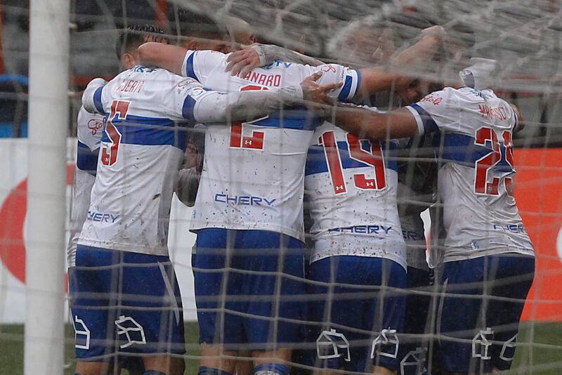 Futbol, Huachipato vs Universidad Catolica
Primera fecha, segunda rueda campeonato nacional 2019.
El jugador de Universidad Catolica, Edson Puch, izquierda derecha centro, celebra con sus companeros su gol contra Huachipato durante el partido de primera division en el estadio Cap de Talcahuano, Chile.
28/07/2019
Dragomir Yankovic/Photosport
Football, Huachipato vs Universidad Catolica
First date, second round National Championship 2019
Universidad Catolica´s player Edson Puch, left right center, celebrates with teammates after after scoring against Huachipato during the first division match held at Cap stadium in Talcahuano, Chile.
Dragomir Yankovic/Photosport