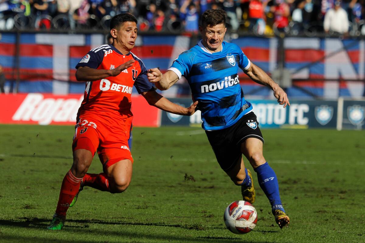 Cris Martinez, derecha, disputa el balon con Israel Poblete de Universidad de Chile