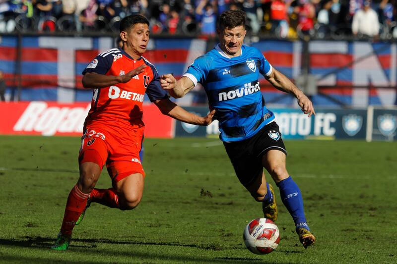 Cris Martinez, derecha, disputa el balon con Israel Poblete de Universidad de Chile