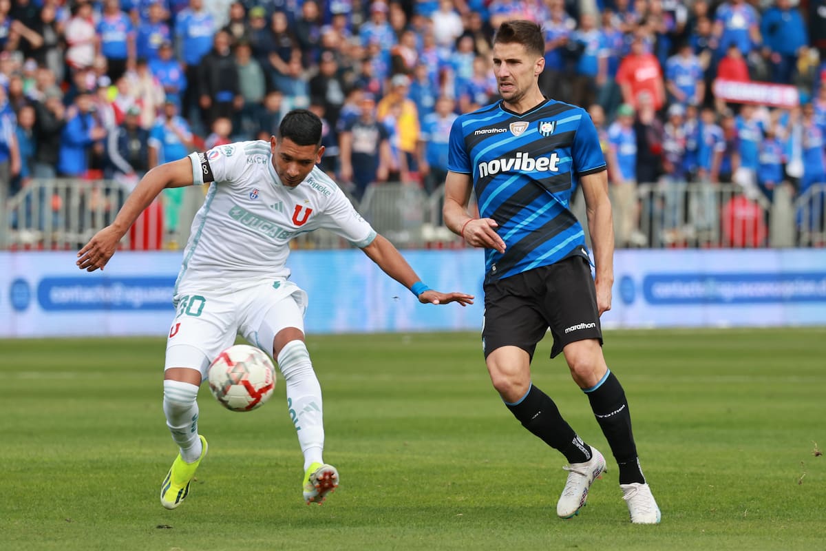 El jugador de Universidad de Chile, Cristian Palacios ante los Acereros.