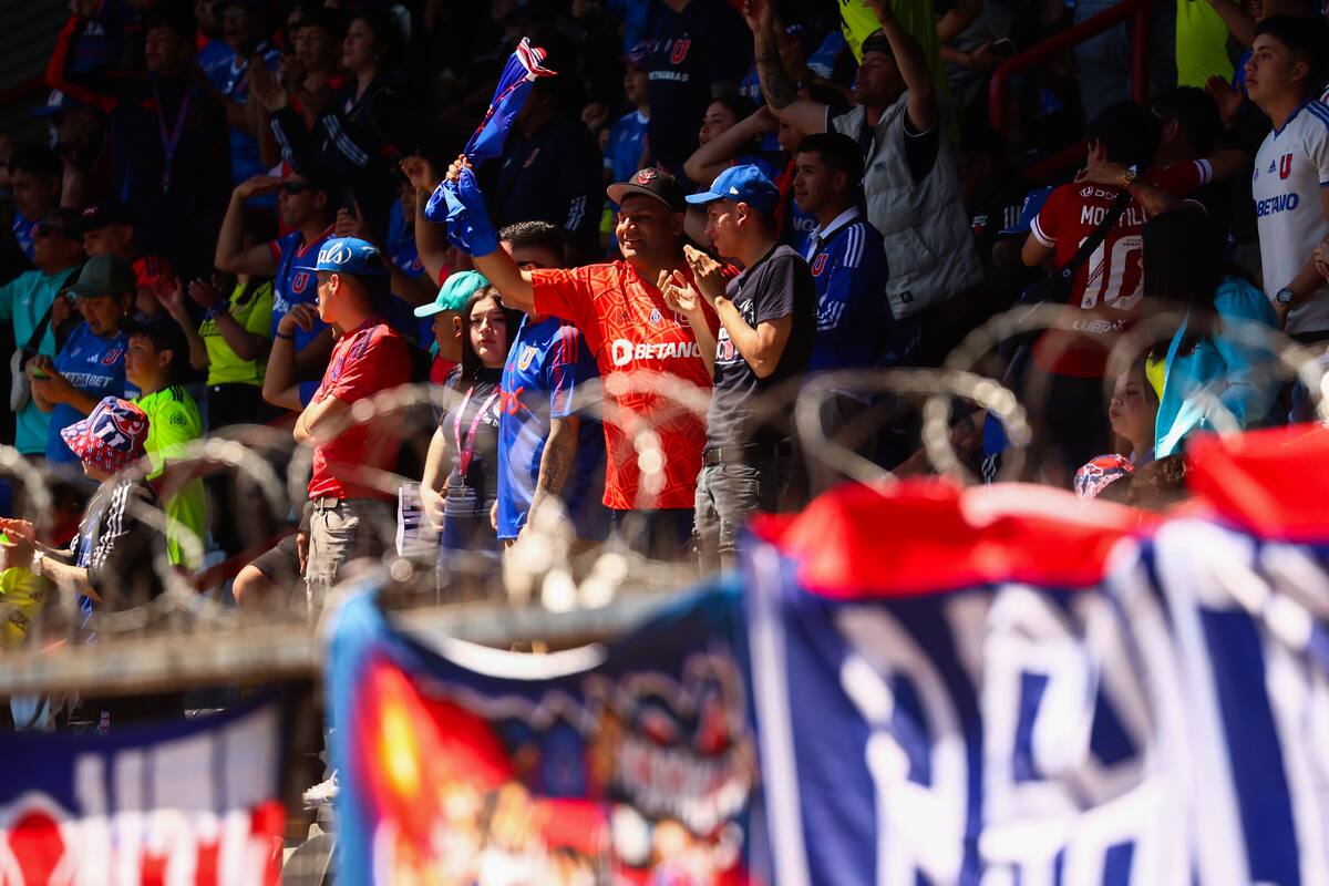 Hinchas de los azules en su última visita al Estadio CAP. Foto: Aton.
