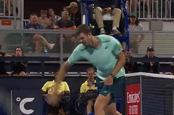 VIDEO | Explotó de furia: la reacción de Hubert Hurkacz tras perder un punto decisivo por tocar la red con el pie