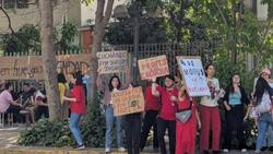 Exclusivo colegio de la RM está en huelga: docentes y funcionarios exigen mejoras en condiciones laborales