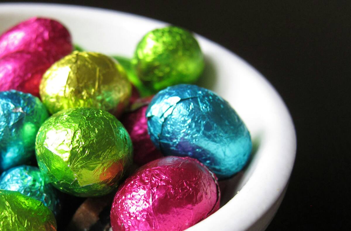 ¿Aún no compras los huevitos de pascua? Atento a estas recomendaciones del Sernac para evitar intoxicaciones