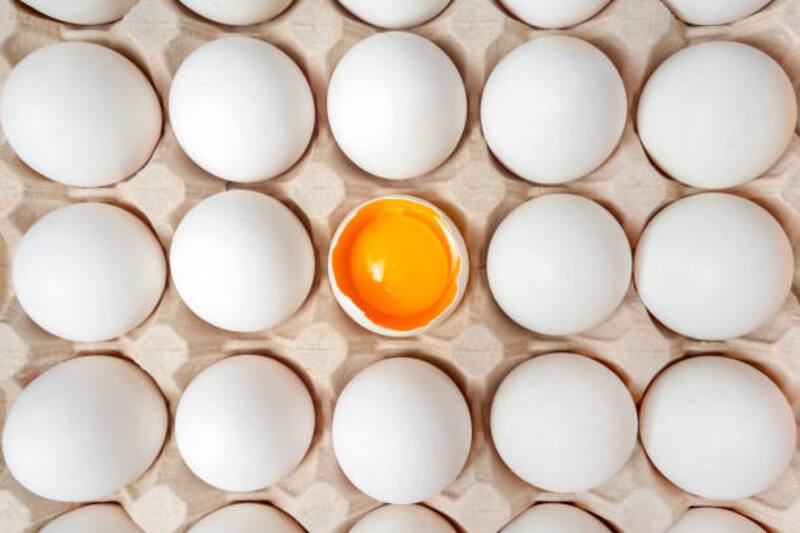 Si haces esto, el huevo podría contaminar tu comida.
