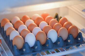 ¿Cuánto tiempo duran los huevos almacenados en el refrigerador?