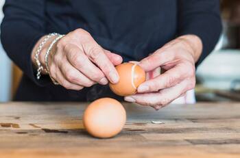 Aprende dos trucos para pelar huevos duros de forma rápida y fácil