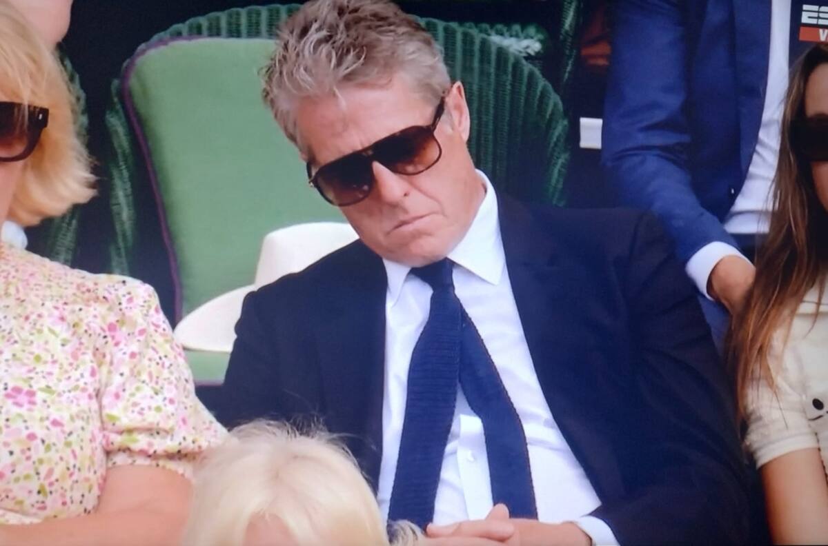 La siesta más cara de la historia: Hugh Grant se quedó dormido en pleno partido de Djokovic en Wimbledon